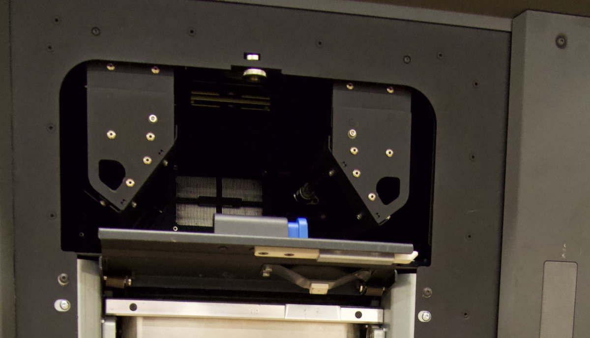Inserting and removing a build chamber (Fuse 1 generation)